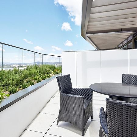 Meriton Suites แคนเบอร์รา ภายนอก รูปภาพ A balcony