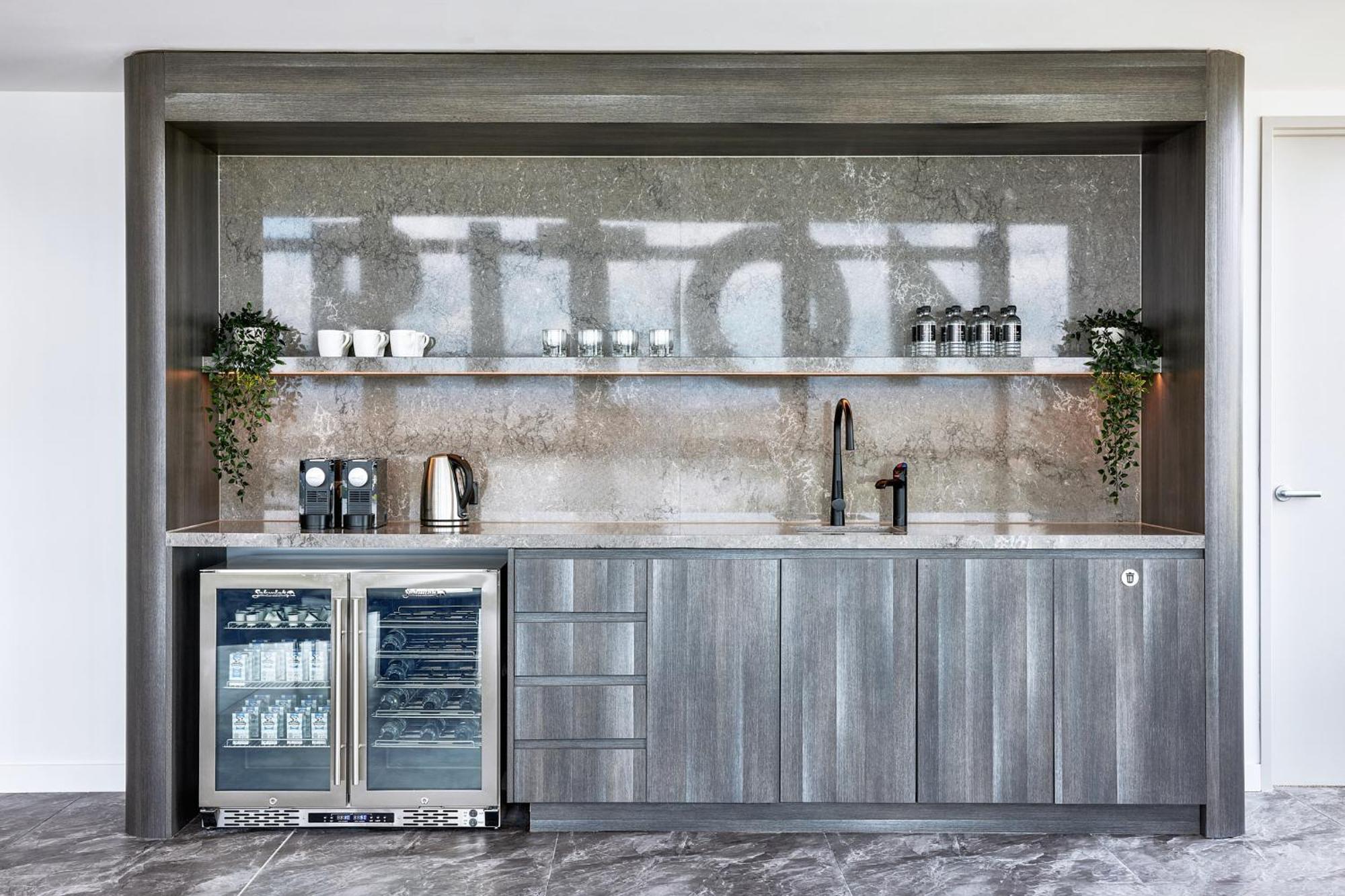 Meriton Suites แคนเบอร์รา ภายนอก รูปภาพ A wet bar in a home