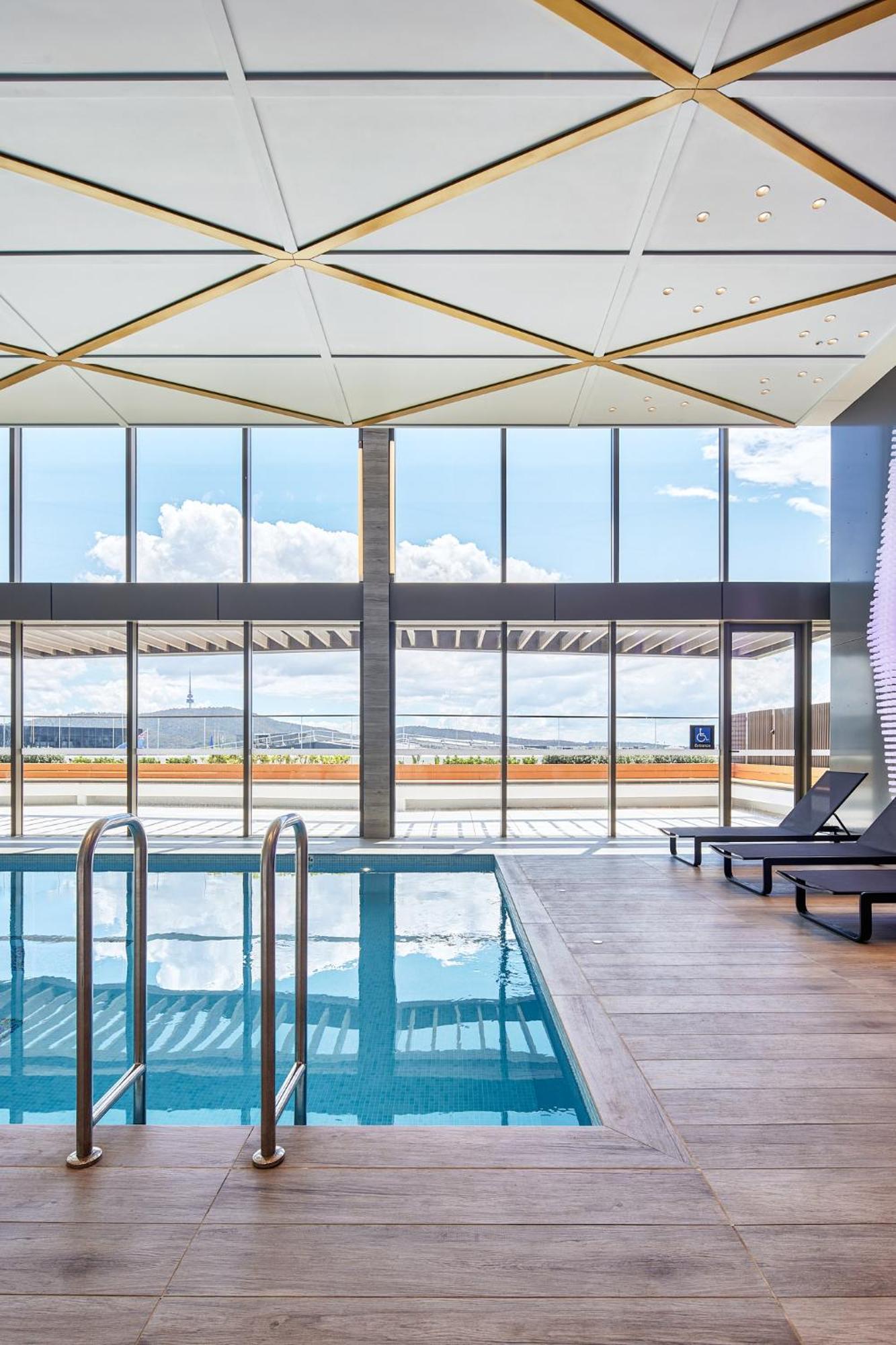 Meriton Suites แคนเบอร์รา ภายนอก รูปภาพ The pool at the hotel