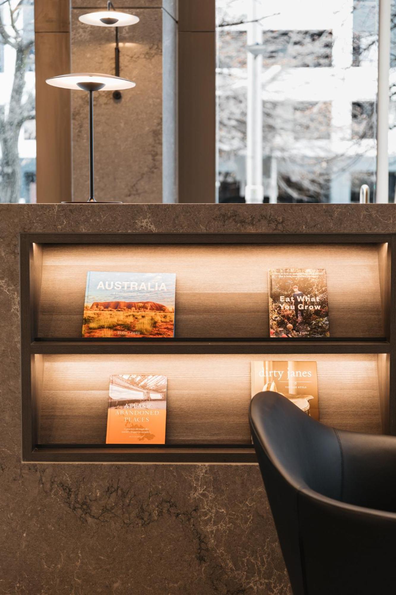 Meriton Suites แคนเบอร์รา ภายนอก รูปภาพ A selection of magazines at the lounge