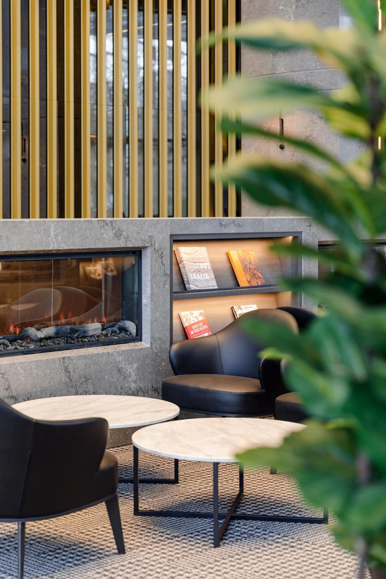 Meriton Suites แคนเบอร์รา ภายนอก รูปภาพ The lounge at the airport