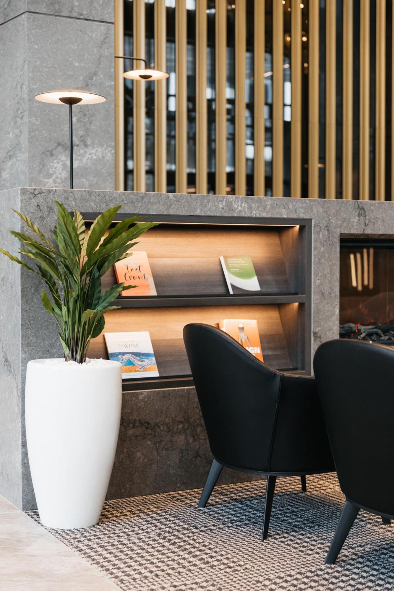 Meriton Suites แคนเบอร์รา ภายนอก รูปภาพ Interior of the lounge