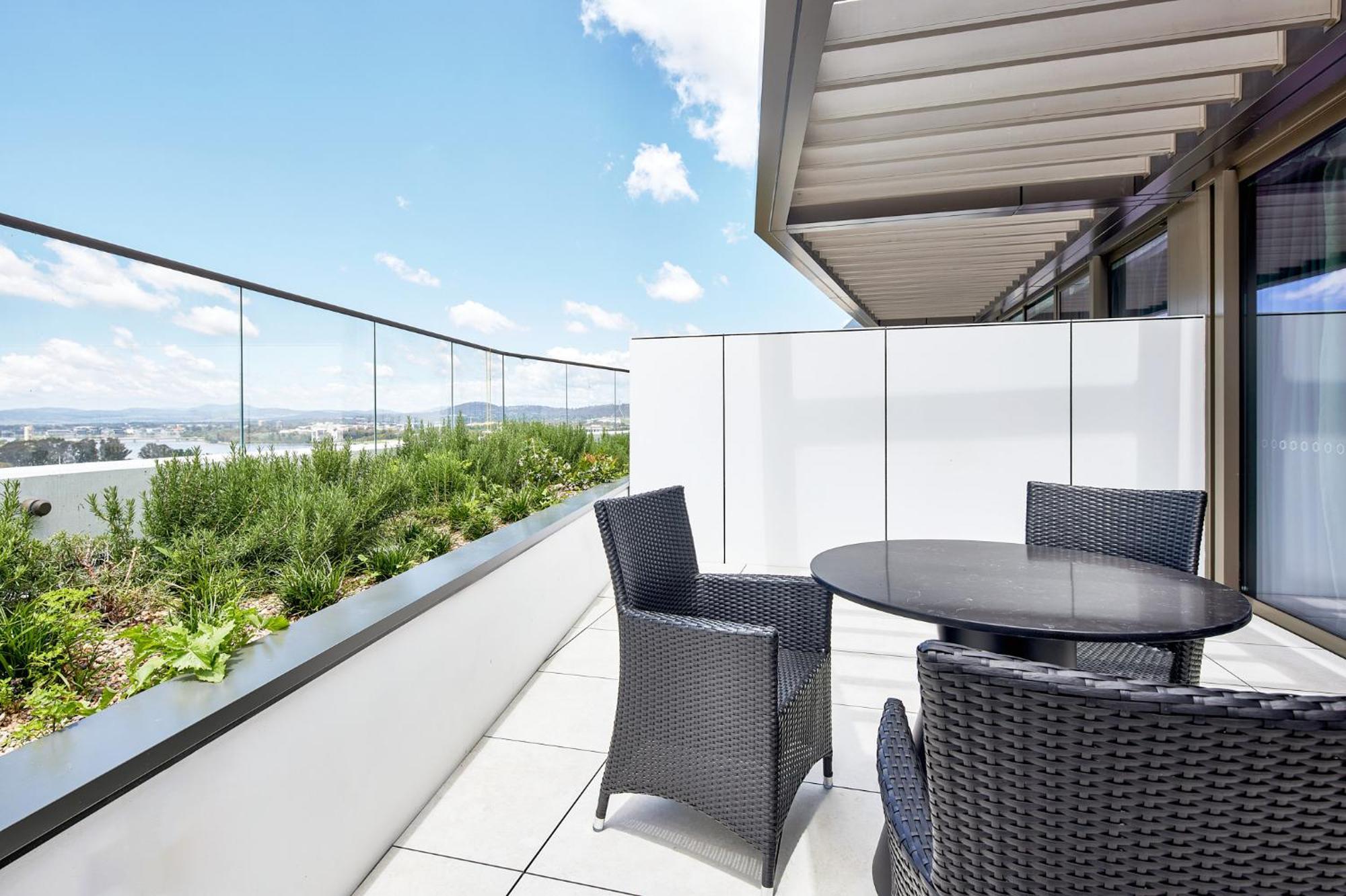 Meriton Suites แคนเบอร์รา ภายนอก รูปภาพ A balcony