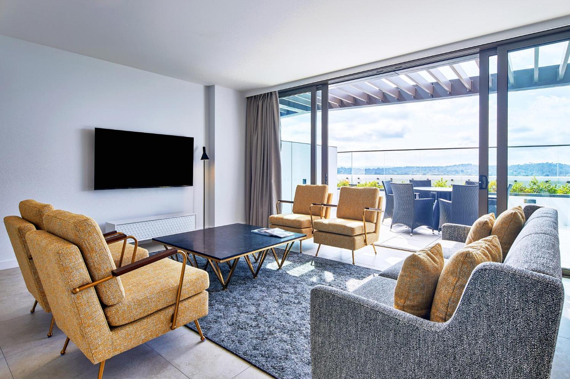 Meriton Suites แคนเบอร์รา ภายนอก รูปภาพ A living room at the hotel