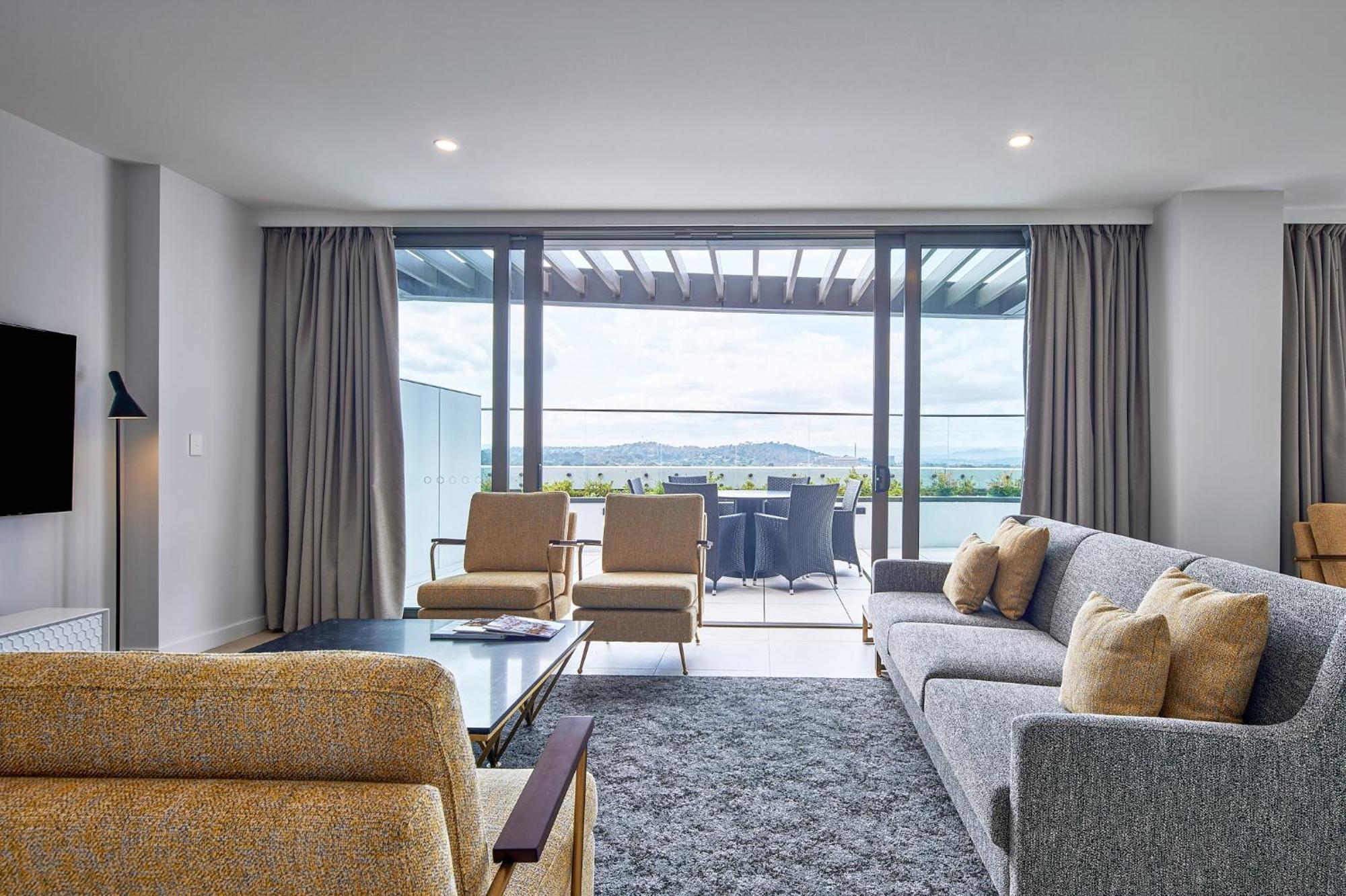 Meriton Suites แคนเบอร์รา ภายนอก รูปภาพ A suite at the hotel