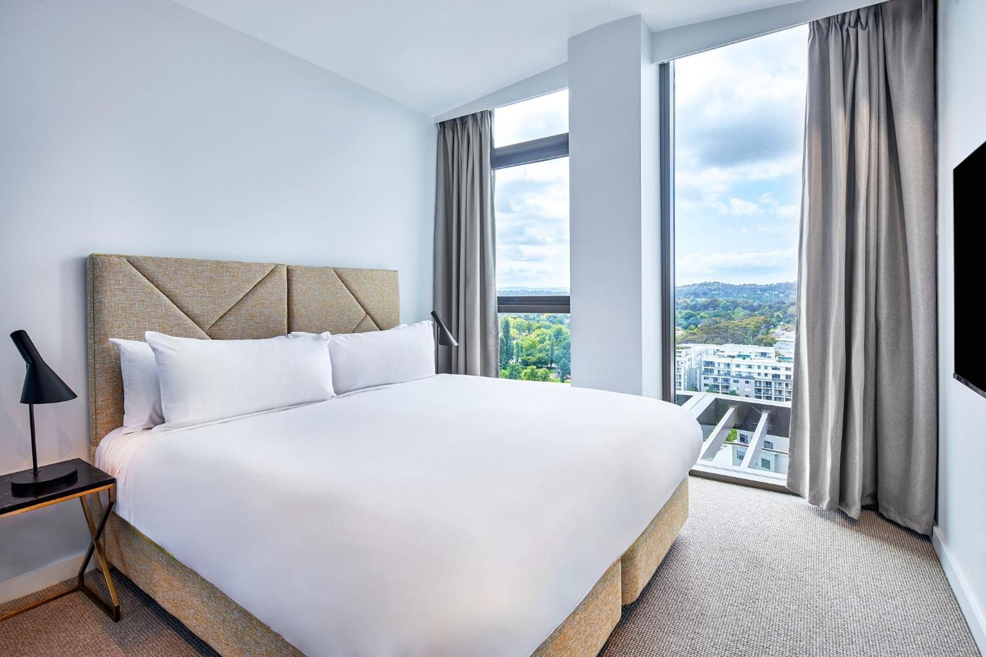 Meriton Suites แคนเบอร์รา ภายนอก รูปภาพ A bedroom at the hotel