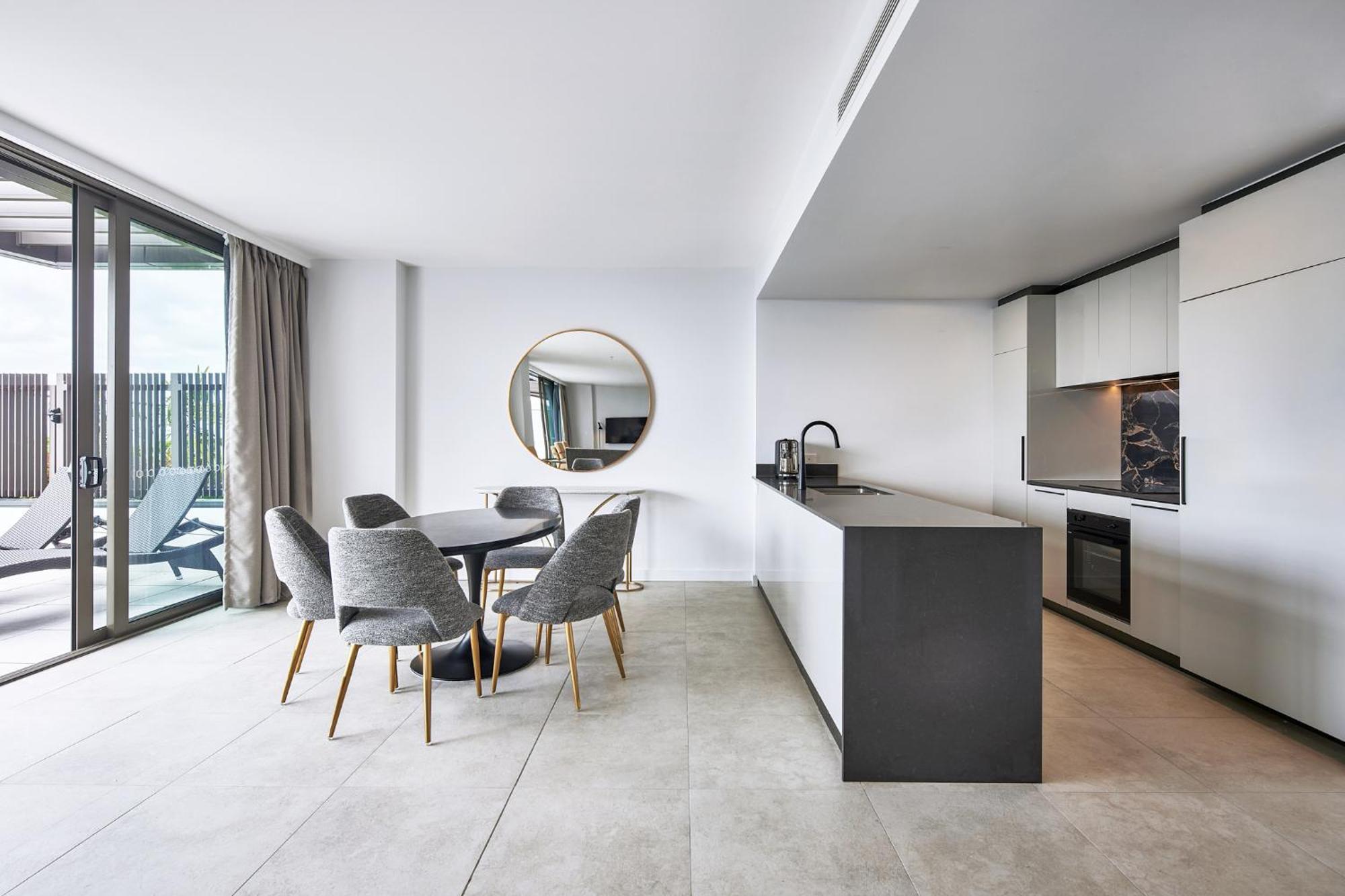 Meriton Suites แคนเบอร์รา ภายนอก รูปภาพ The kitchen and dining area of a typical apartment