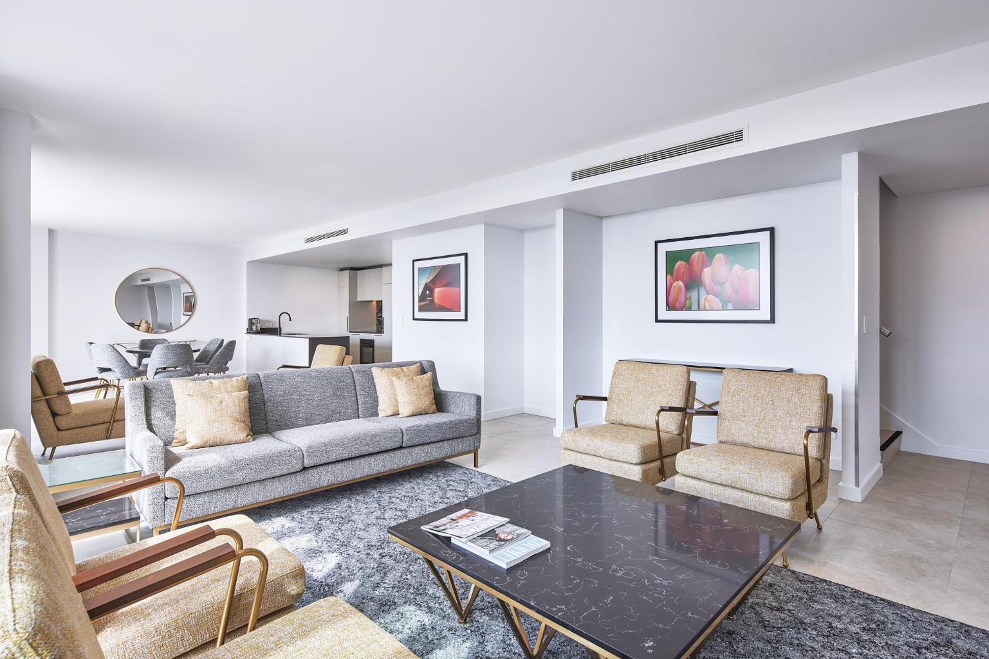 Meriton Suites แคนเบอร์รา ภายนอก รูปภาพ The interior of a suite at the hotel