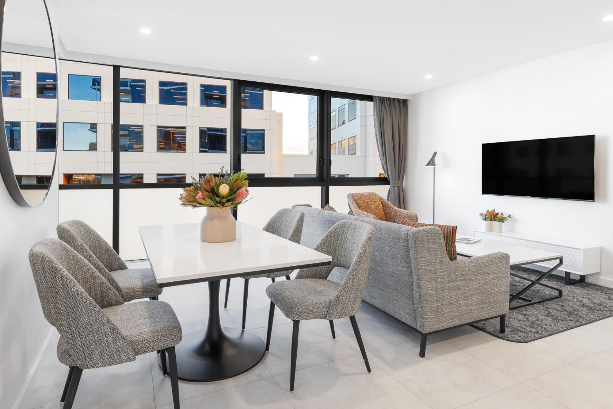 Meriton Suites แคนเบอร์รา ภายนอก รูปภาพ A staged apartment
