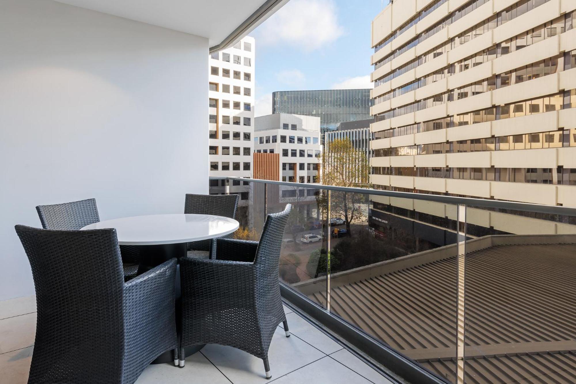 Meriton Suites แคนเบอร์รา ภายนอก รูปภาพ A balcony