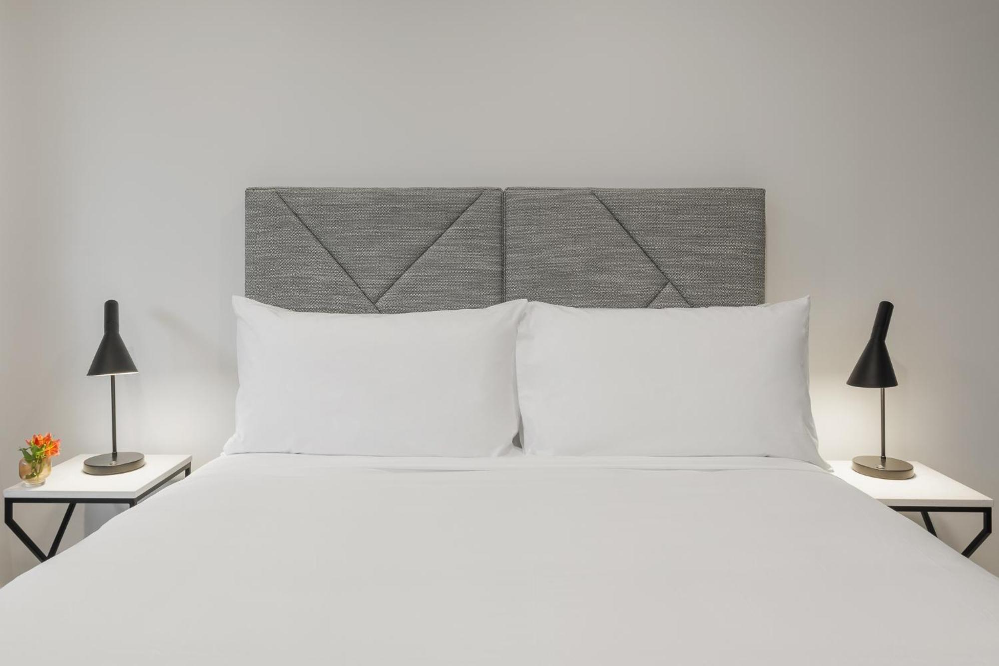 Meriton Suites แคนเบอร์รา ภายนอก รูปภาพ A bed with a headboard