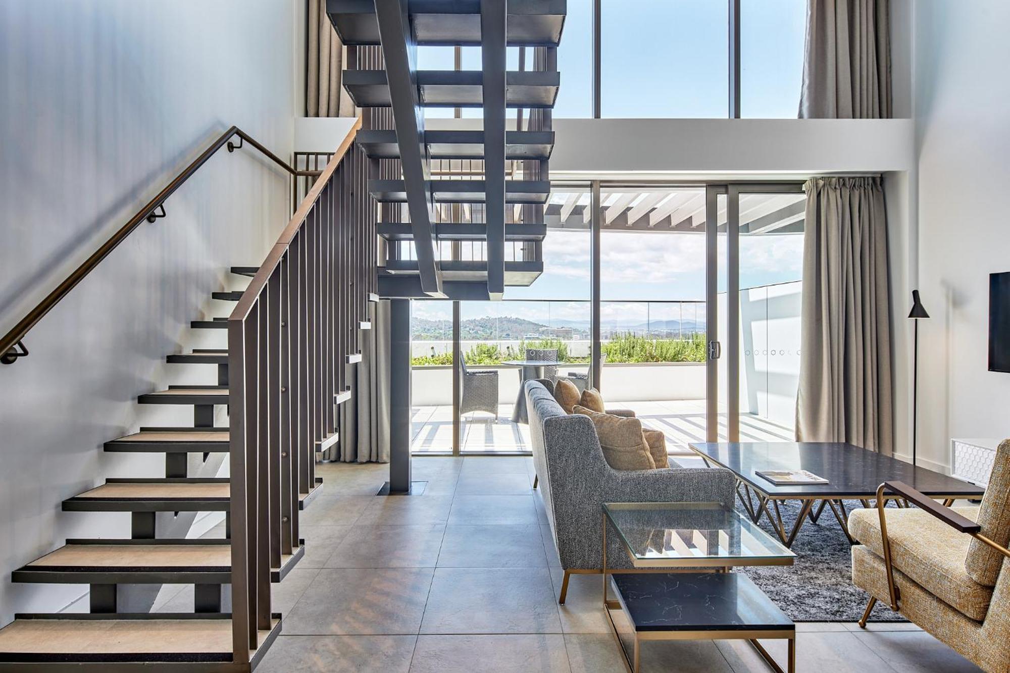 Meriton Suites แคนเบอร์รา ภายนอก รูปภาพ The interior of a suite at the hotel