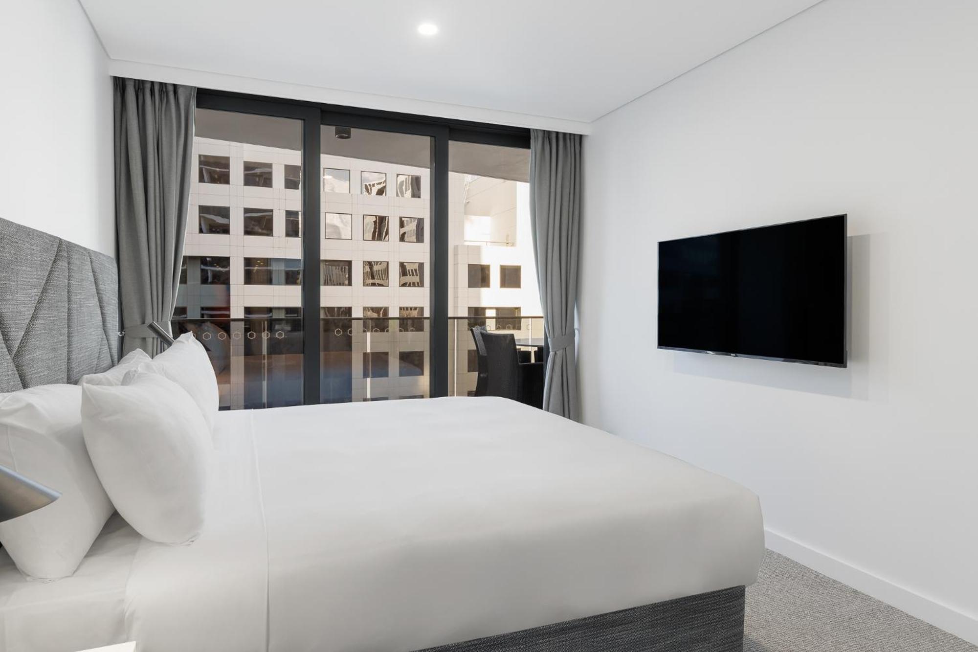 Meriton Suites แคนเบอร์รา ภายนอก รูปภาพ A bedroom at the hotel