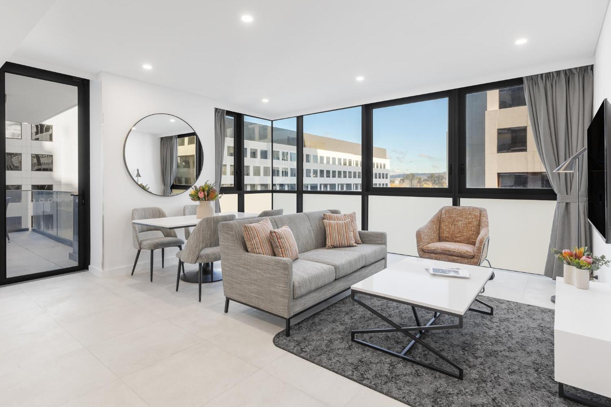 Meriton Suites แคนเบอร์รา ภายนอก รูปภาพ The interior of a staged apartment