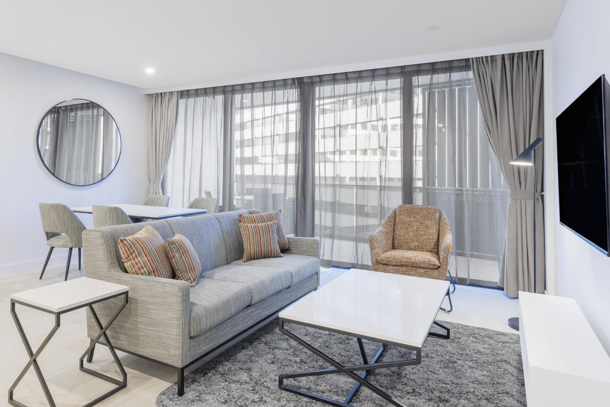 Meriton Suites แคนเบอร์รา ภายนอก รูปภาพ The interior of a typical apartment