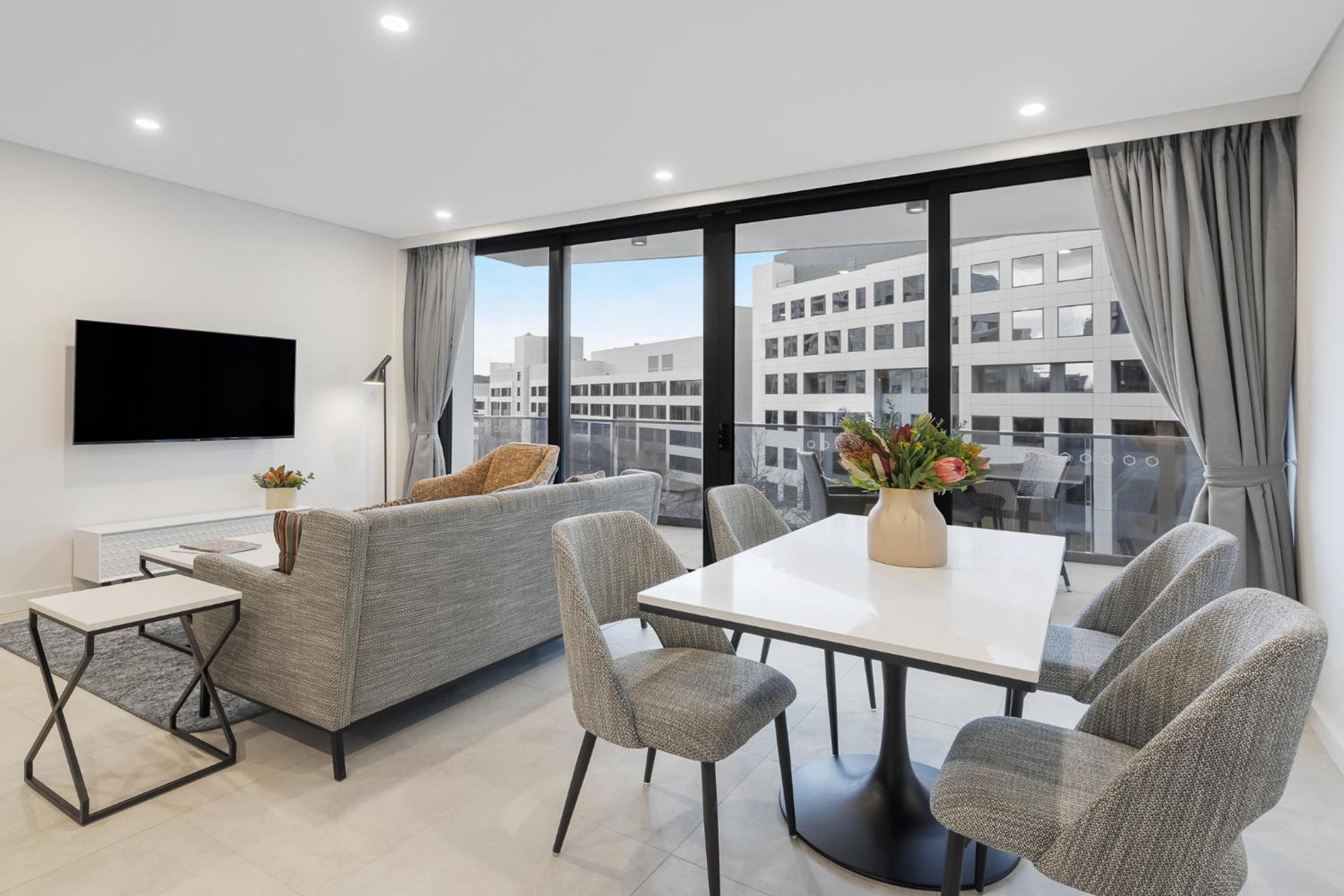 Meriton Suites แคนเบอร์รา ภายนอก รูปภาพ The interior of a typical apartment