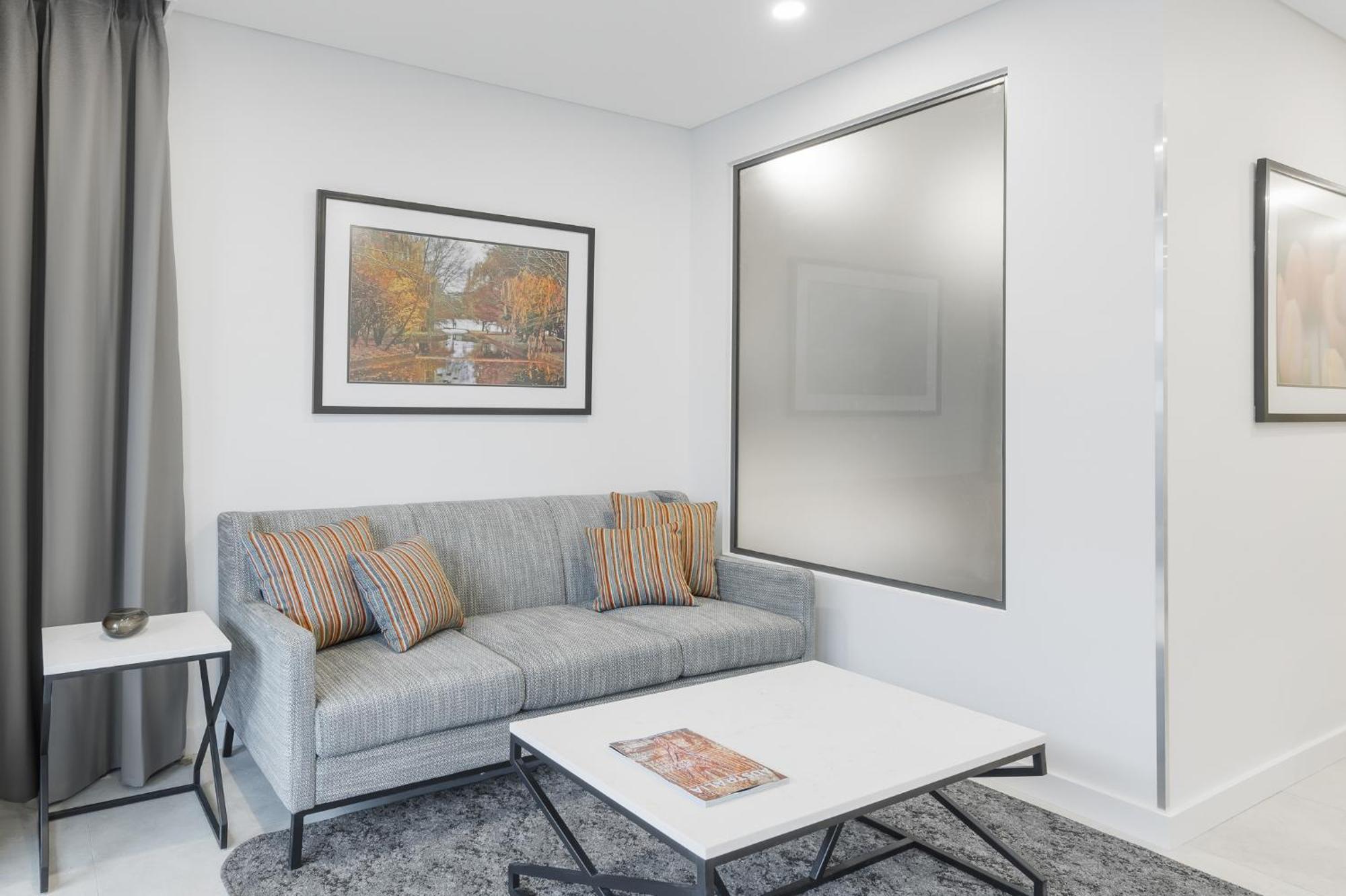 Meriton Suites แคนเบอร์รา ภายนอก รูปภาพ A living room with a sofa