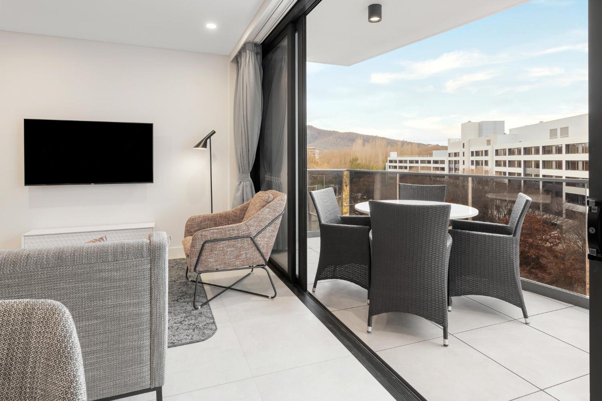 Meriton Suites แคนเบอร์รา ภายนอก รูปภาพ The interior of a typical apartment at the complex