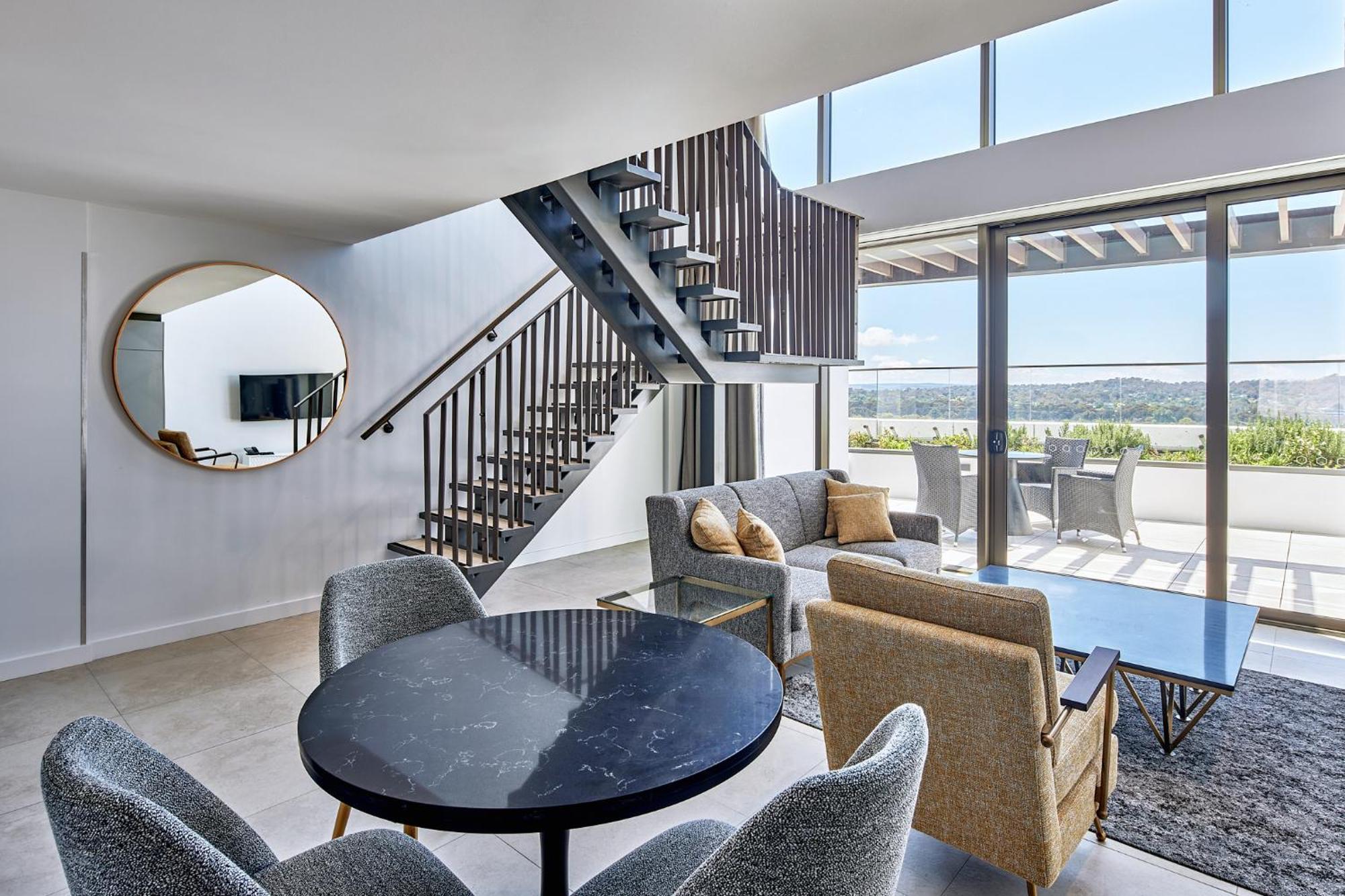 Meriton Suites แคนเบอร์รา ภายนอก รูปภาพ The interior of a typical apartment at The Standard