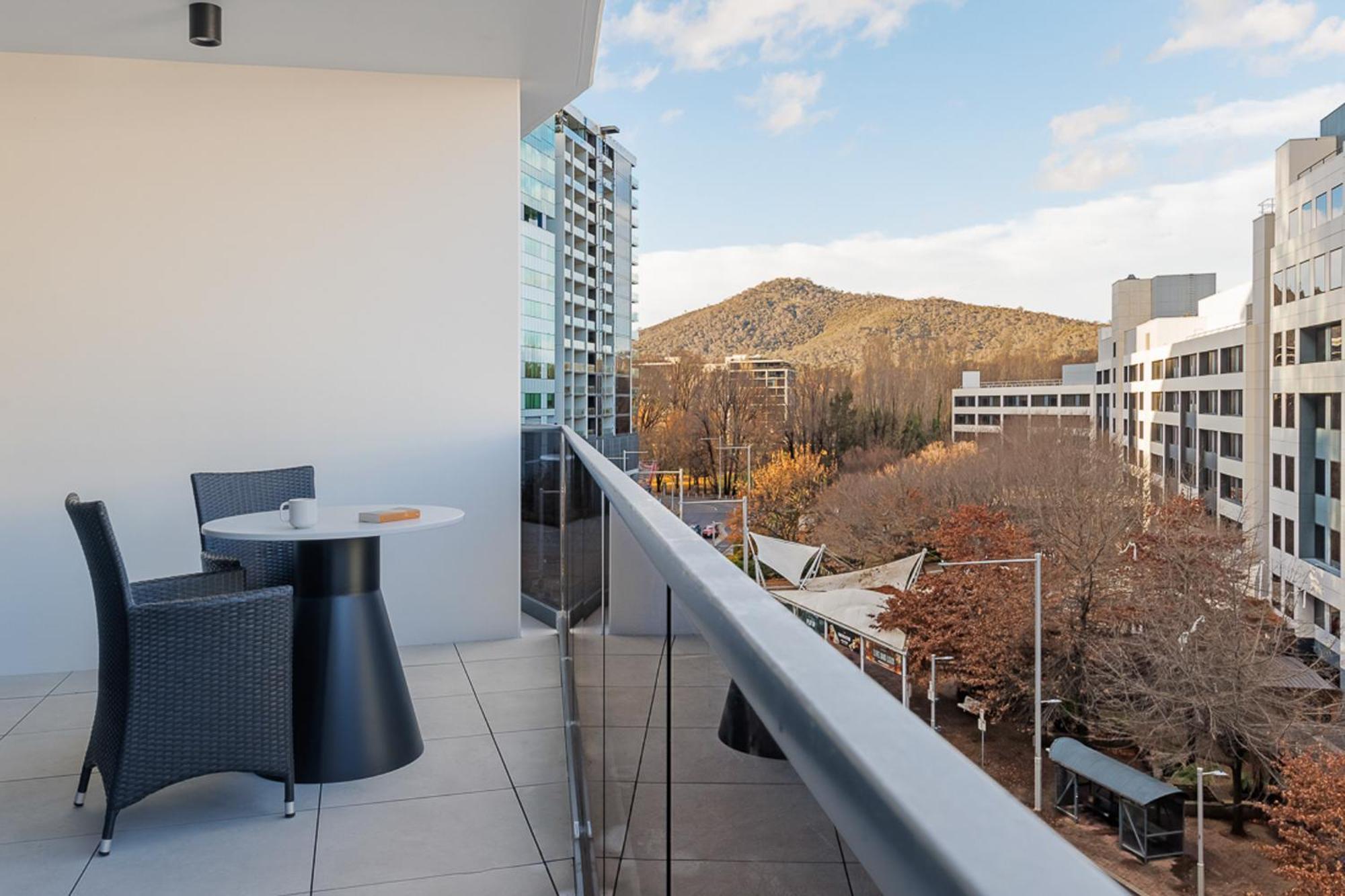 Meriton Suites แคนเบอร์รา ภายนอก รูปภาพ A balcony in a residential apartment