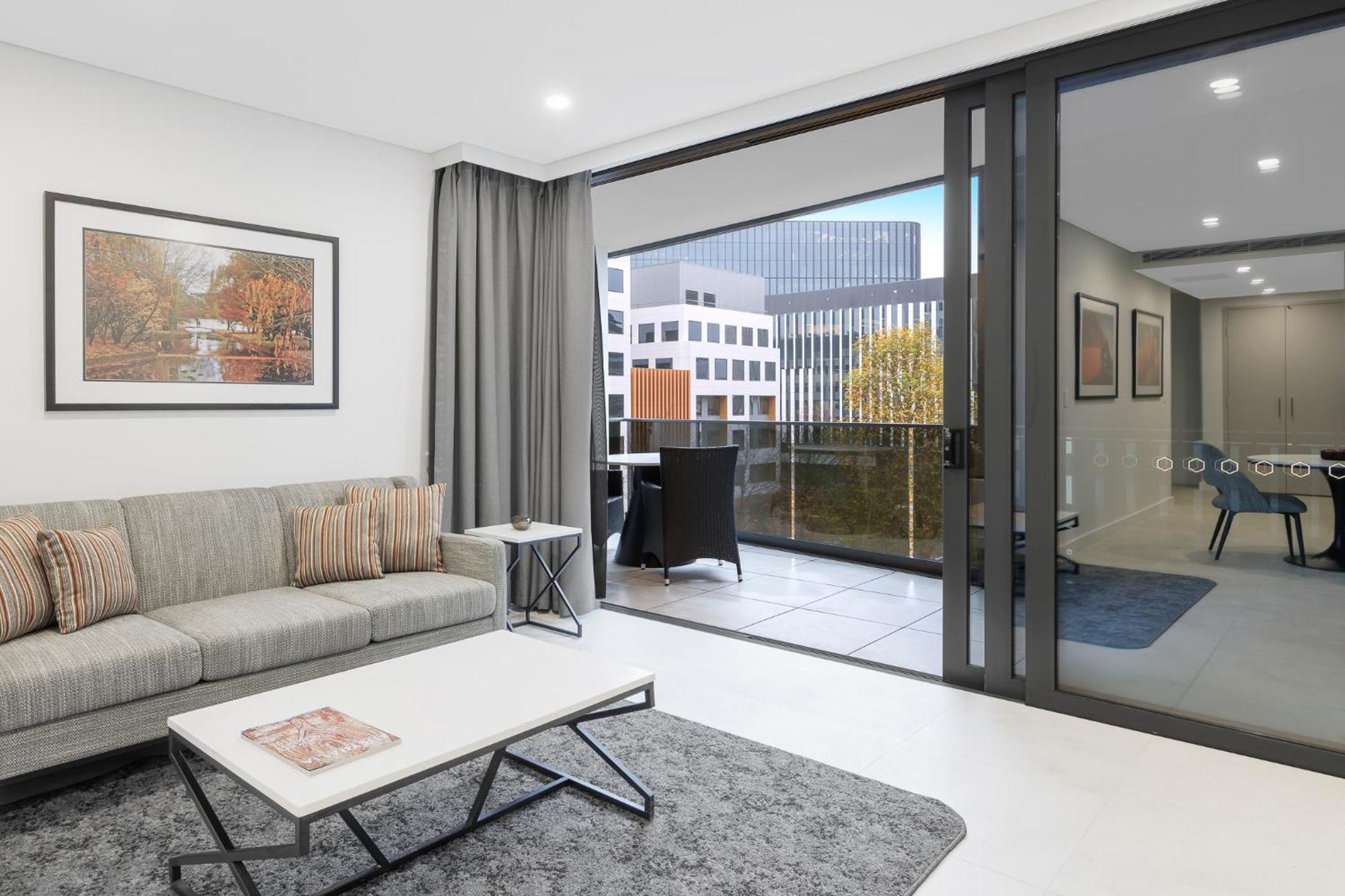 Meriton Suites แคนเบอร์รา ภายนอก รูปภาพ The interior of a typical apartment