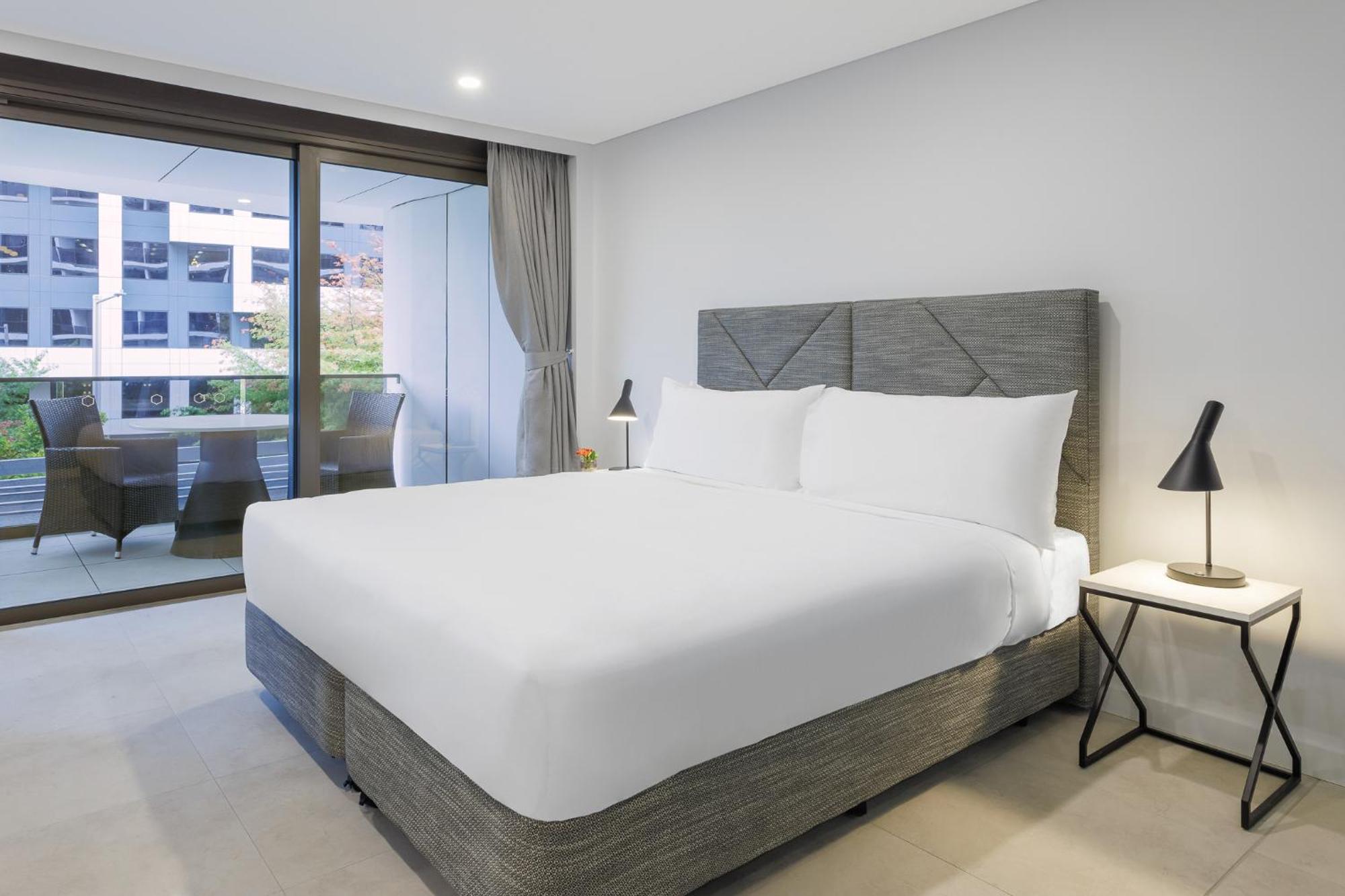 Meriton Suites แคนเบอร์รา ภายนอก รูปภาพ A bed with a mattress