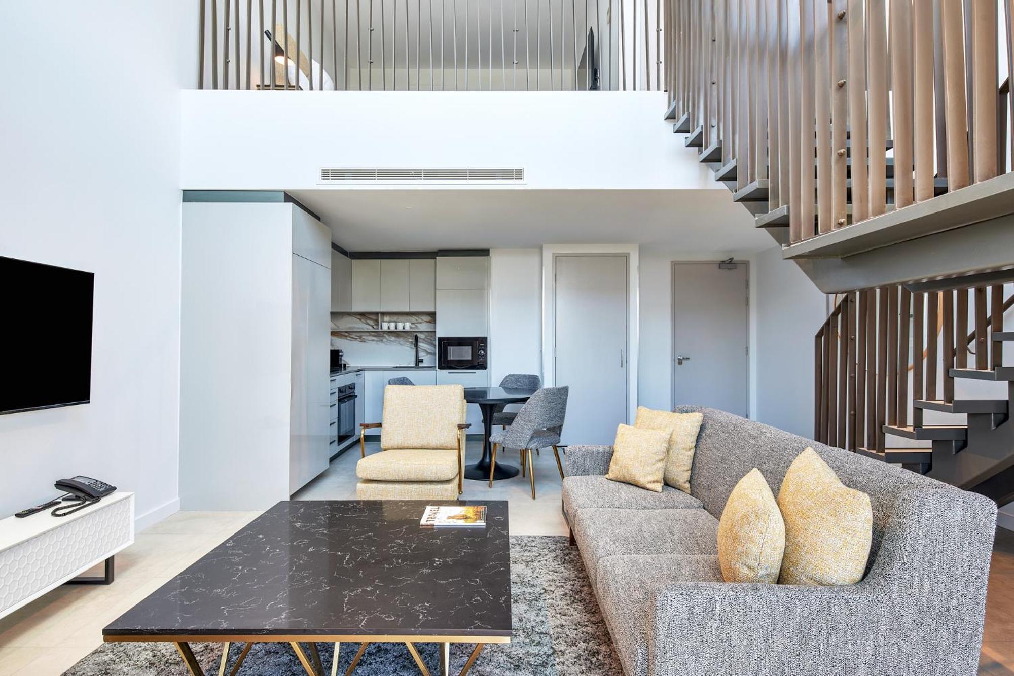 Meriton Suites แคนเบอร์รา ภายนอก รูปภาพ The interior of a duplex apartment