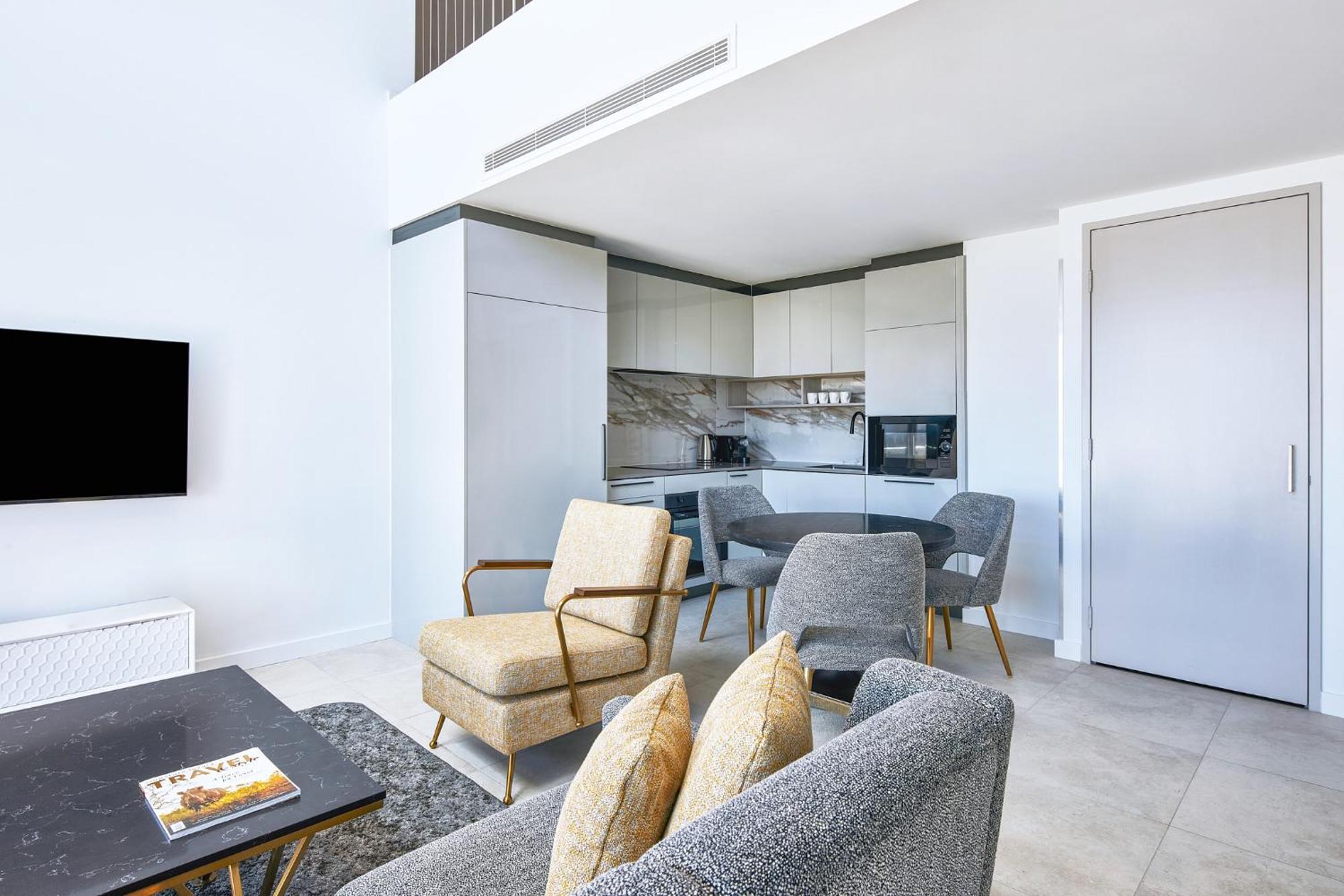 Meriton Suites แคนเบอร์รา ภายนอก รูปภาพ The interior of a typical apartment