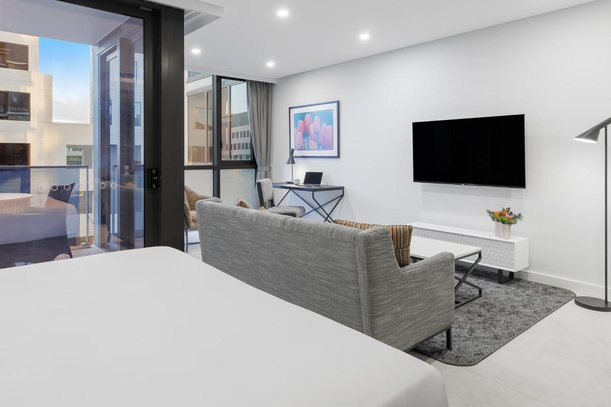 Meriton Suites แคนเบอร์รา ภายนอก รูปภาพ The interior of a typical apartment