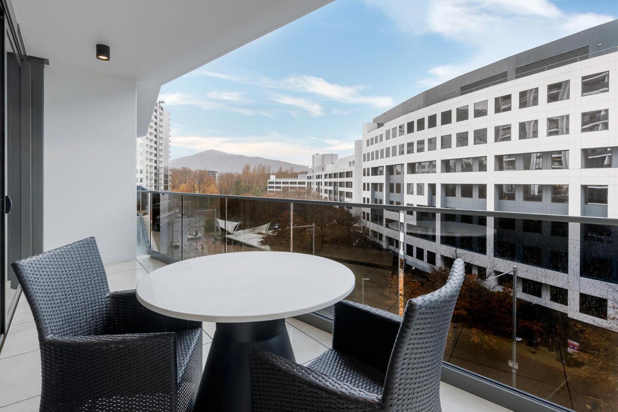 Meriton Suites แคนเบอร์รา ภายนอก รูปภาพ Balcony