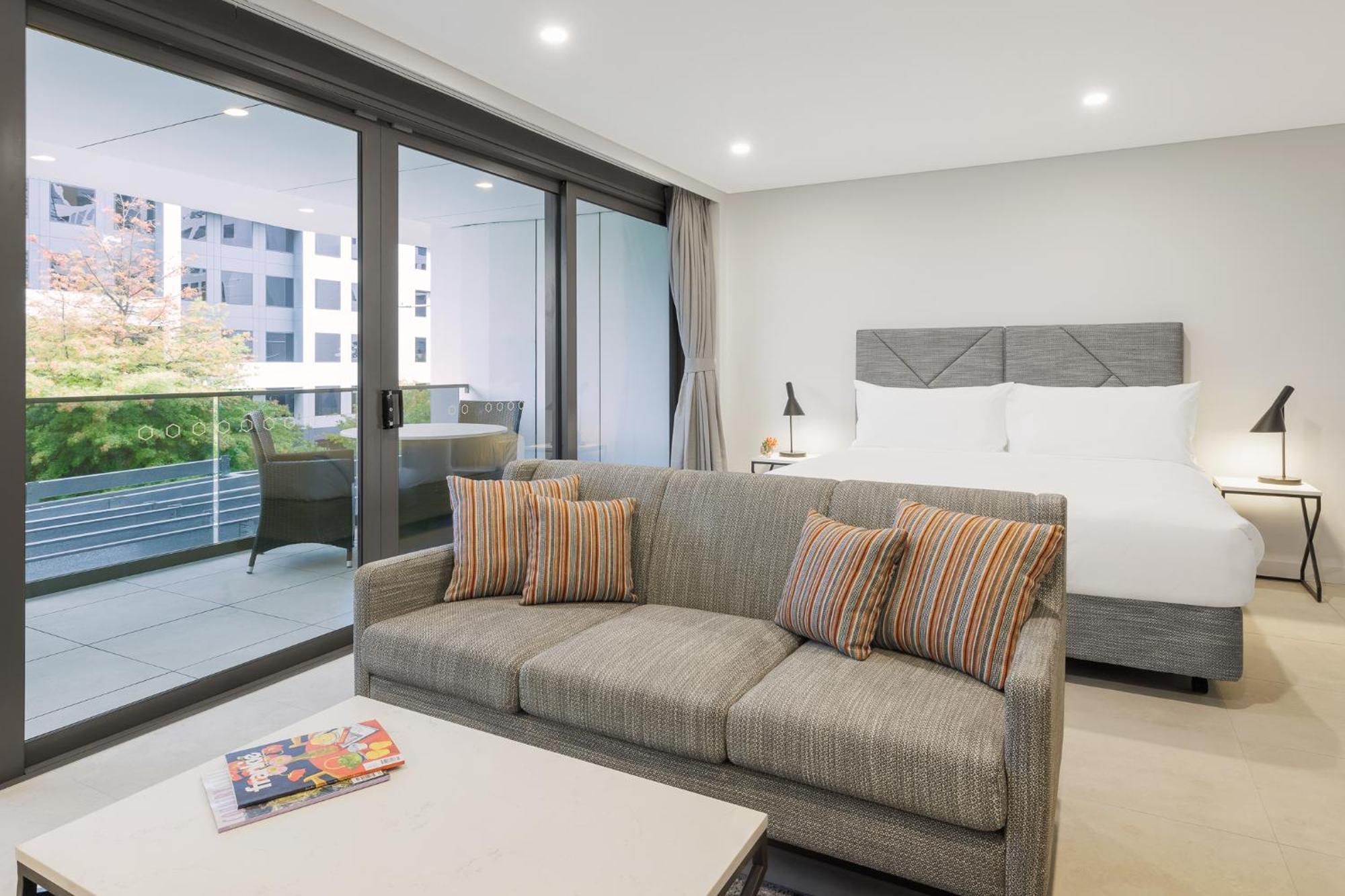 Meriton Suites แคนเบอร์รา ภายนอก รูปภาพ A typical Studio apartment at the Mantra on Hay Street